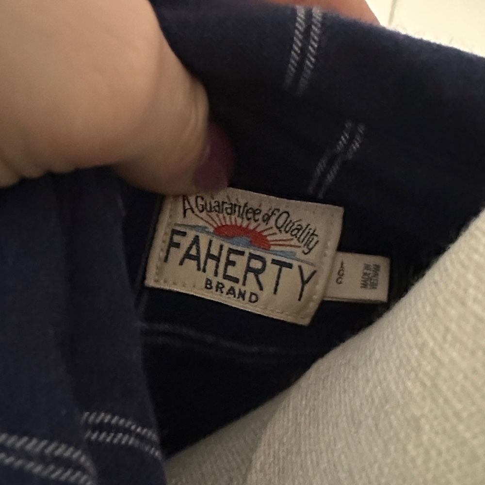 Men’s Faherty navy blue button up - Picture 4 of 5